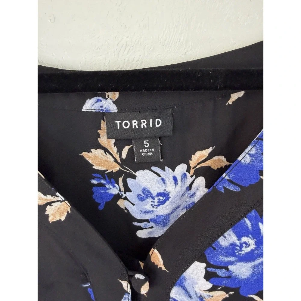 Torrid 5 Short Sleeve Black Floral V Neck Blouse W Covered Buttons - Picture 5 of 8